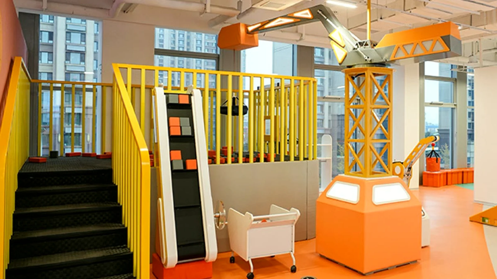 STEAM Maker & Construction in a modern children's museum or science center