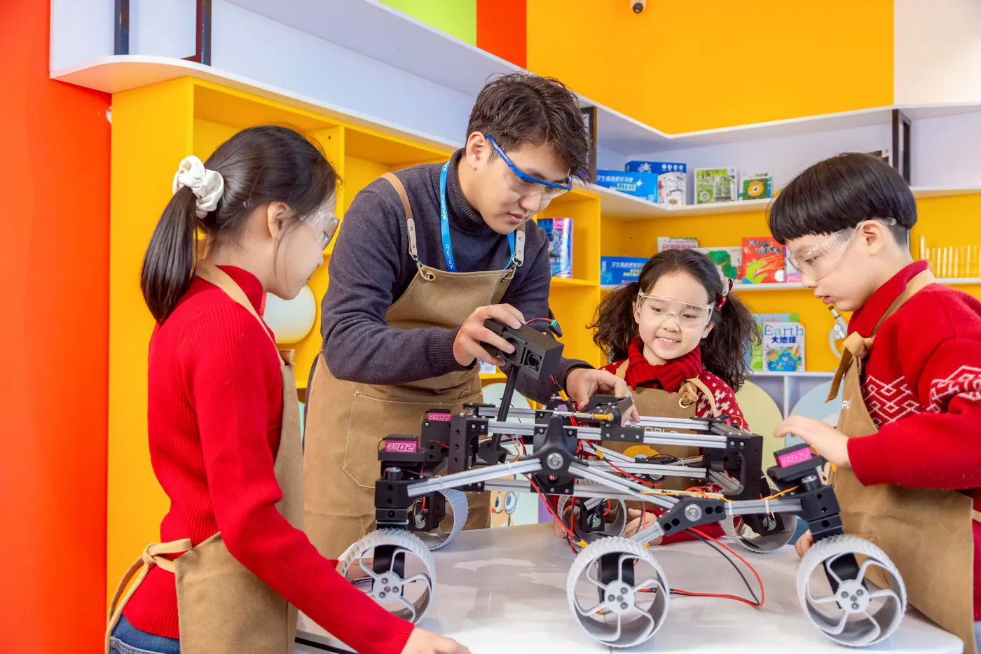 Children learning robotics in an XPLOPLO workshop