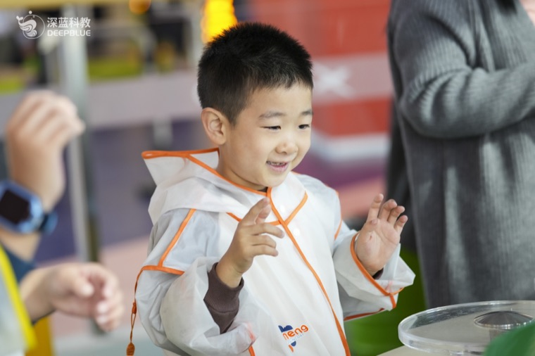 Real XPLOPLO operation photo 21 showing children smiling, exploring and learning through play