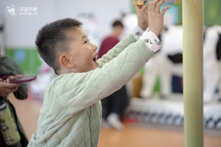 Real XPLOPLO operation photo 28 showing children smiling, exploring and learning through play