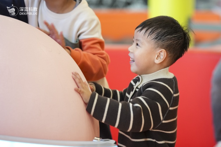 Real XPLOPLO operation photo 32 showing children smiling, exploring and learning through play