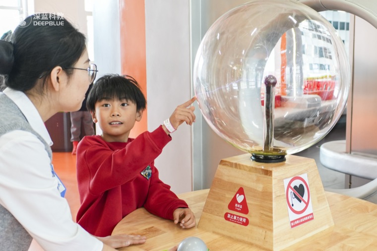 Real XPLOPLO operation photo 60 showing children smiling, exploring and learning through play