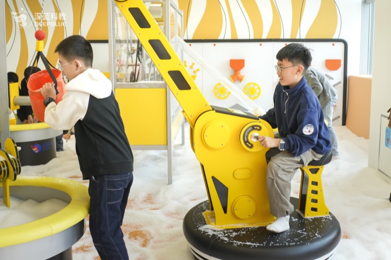 Real XPLOPLO operation photo 64 showing children smiling, exploring and learning through play