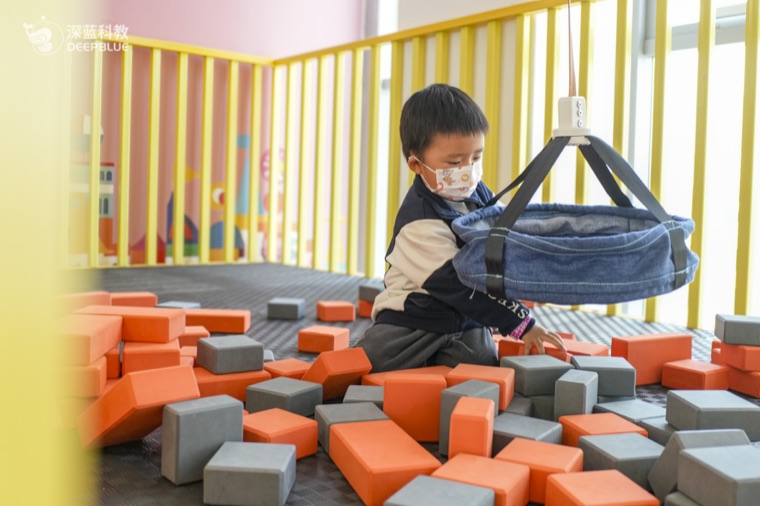 Real XPLOPLO operation photo 65 showing children smiling, exploring and learning through play