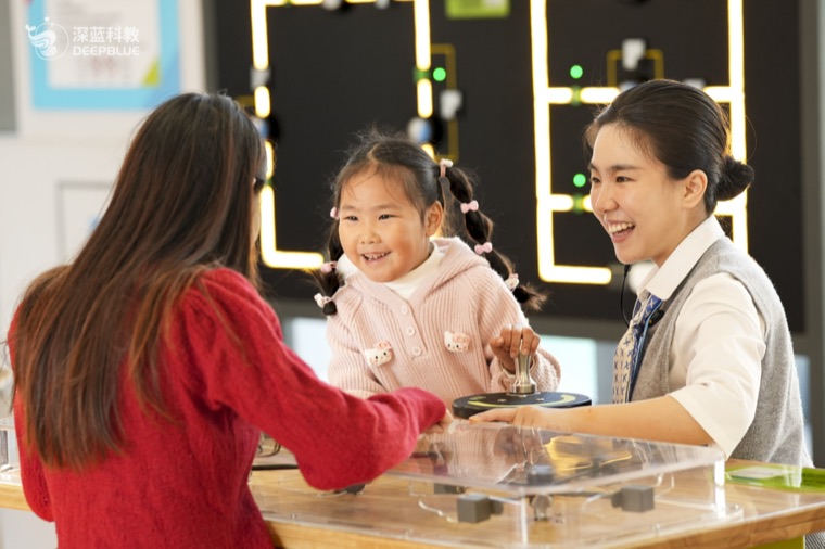 Real XPLOPLO operation photo 68 showing children smiling, exploring and learning through play