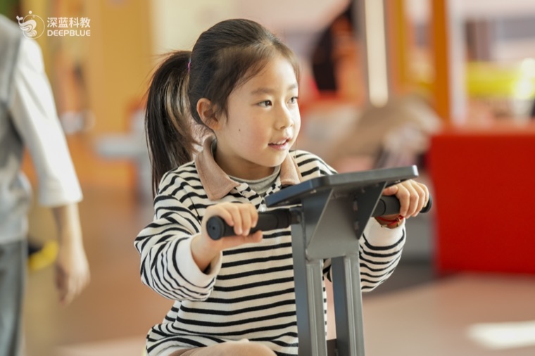 Real XPLOPLO operation photo 74 showing children smiling, exploring and learning through play
