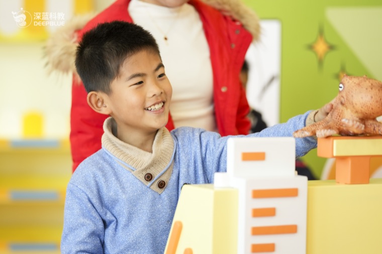 Real XPLOPLO operation photo 77 showing children smiling, exploring and learning through play