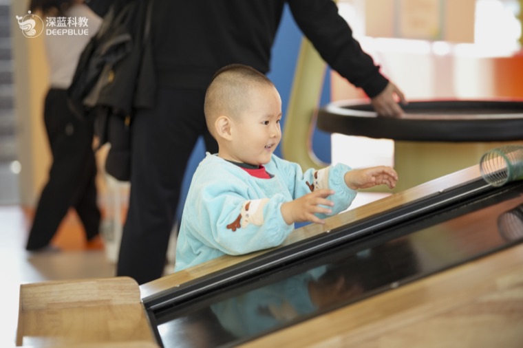 Real XPLOPLO operation photo 79 showing children smiling, exploring and learning through play