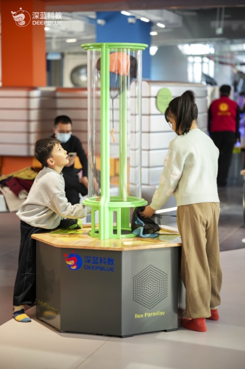 Real XPLOPLO operation photo 81 showing children smiling, exploring and learning through play