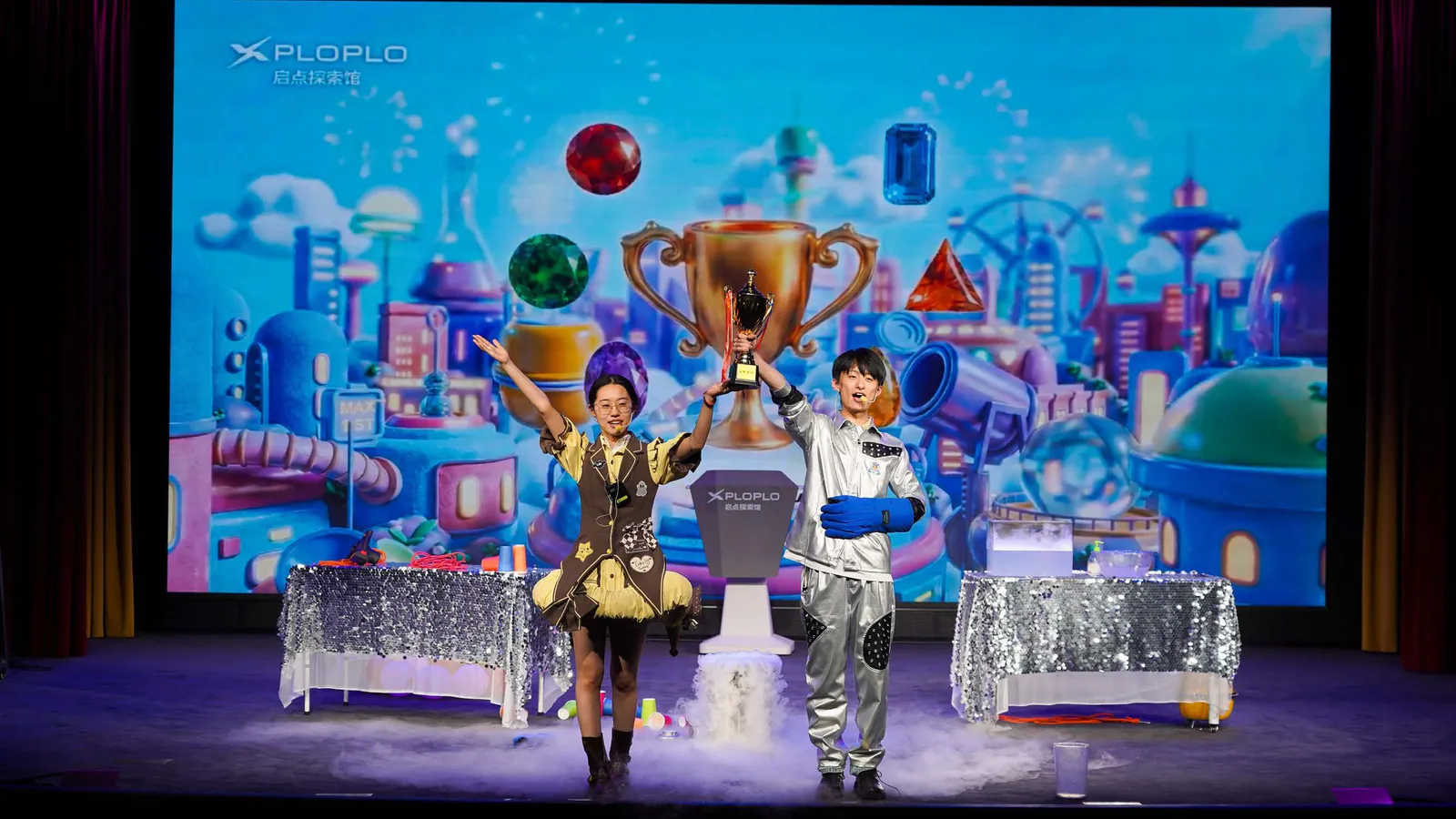 Science performance with two presenters on the XPLOPLO WOW Auditorium stage